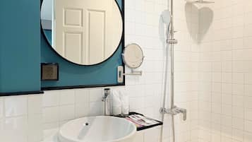 Deluxe Suite Double or Twin | In-room safe, desk, blackout drapes, soundproofing