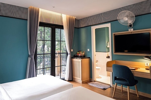 Premium Deluxe Twin | Minibar, in-room safe, desk, blackout drapes