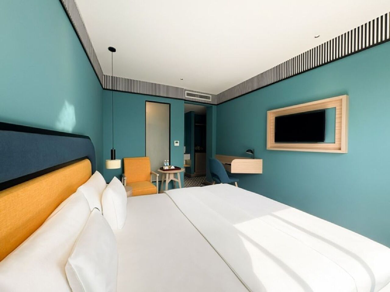 Deluxe Double Room | Minibar, in-room safe, desk, blackout drapes
