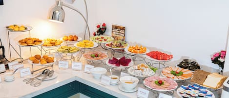 A buffet with various food items and labels.