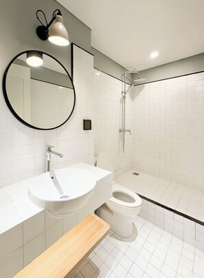 Habitación Deluxe doble | Baño | Ducha, secador de pelo, albornoces y zapatillas