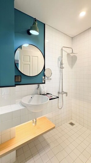 Deluxe Double Room | Bathroom | Shower, hair dryer, bathrobes, slippers - A25 Premium Hotel - 130 Ba Trieu (Hanoi)