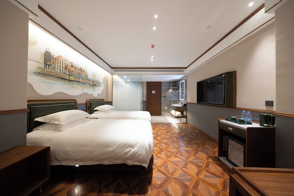 Chambre Supérieure avec lits jumeaux | Articles gratuits dans le mini-bar, décoration personnalisée, bureau