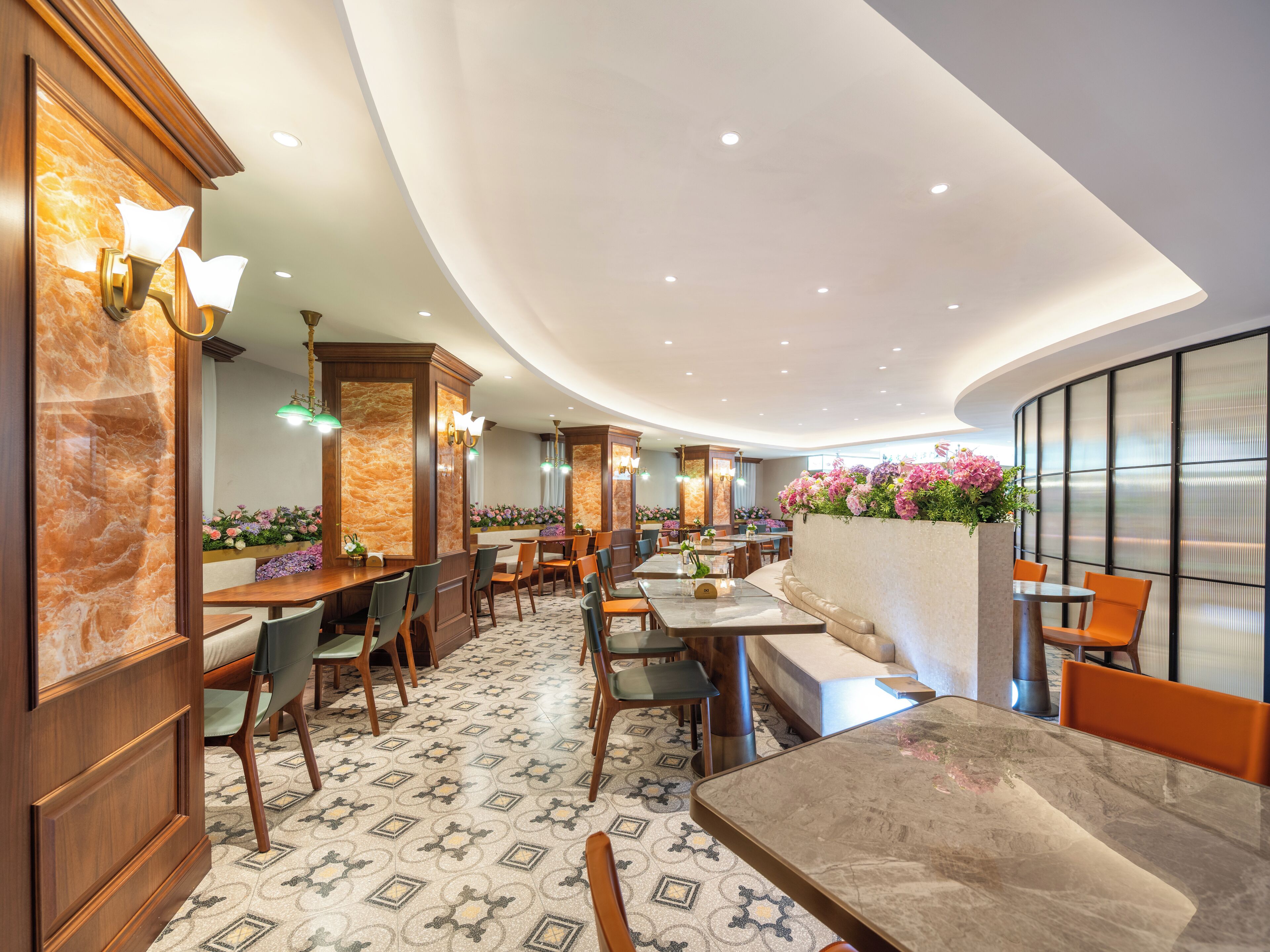 Daily buffet breakfast (CNY 48 per person)