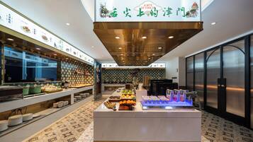 Un espace buffet proposant une variété de plats et une présentation centrale.