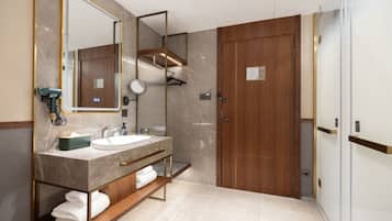 Minibar con artículos gratuitos, decoración personalizada y escritorio