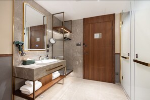 Minibar con artículos gratuitos, decoración personalizada y escritorio 