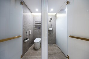 Dusche, Haartrockner, HandtĂŒcher, Seife