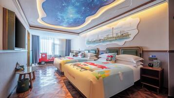 Habitación de hotel con techo estrellado, dos camas con ropa de cama colorida, una mesita y una mesita de noche.