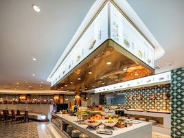 Daily buffet breakfast (CNY 48 per person)