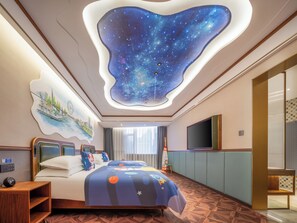 Minibar con artículos gratuitos, decoración personalizada y escritorio 