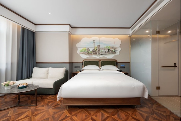 Kahden hengen premier-huone | Ilmaiset minibaarituotteet, yksilöllisesti sisustettu, työpöytä