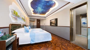 Chambre Quadruple Familiale | Articles gratuits dans le mini-bar, décoration personnalisée, bureau