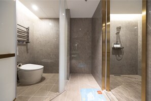 Family Quadruple Room | Bar mini percuma, dihias secara berasingan, meja