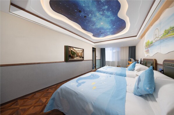 Minibar con artículos gratuitos, decoración personalizada y escritorio 