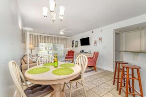 TV - 2/2 Pondview Haven - Beach 0.5mi (Melbourne)