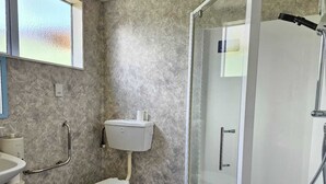 Deluxe Studio | Bathroom - 45 On Avenal Motel (Invercargill)