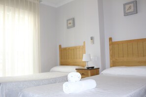 Standard Twin Room | Iron/ironing board, free cribs/infant beds, free WiFi, bed sheets - HOSTAL ACEMAR (Marbella)