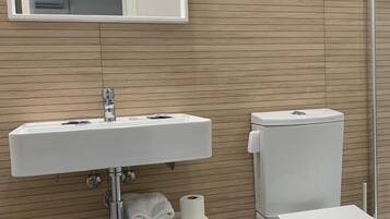 Cabezal de ducha tipo lluvia y artículos de higiene personal gratuitos