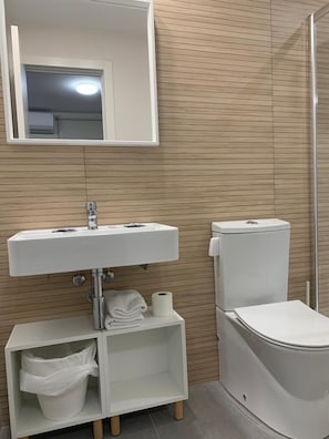 Douche à « effet pluie », articles de toilette gratuits, sèche-cheveux