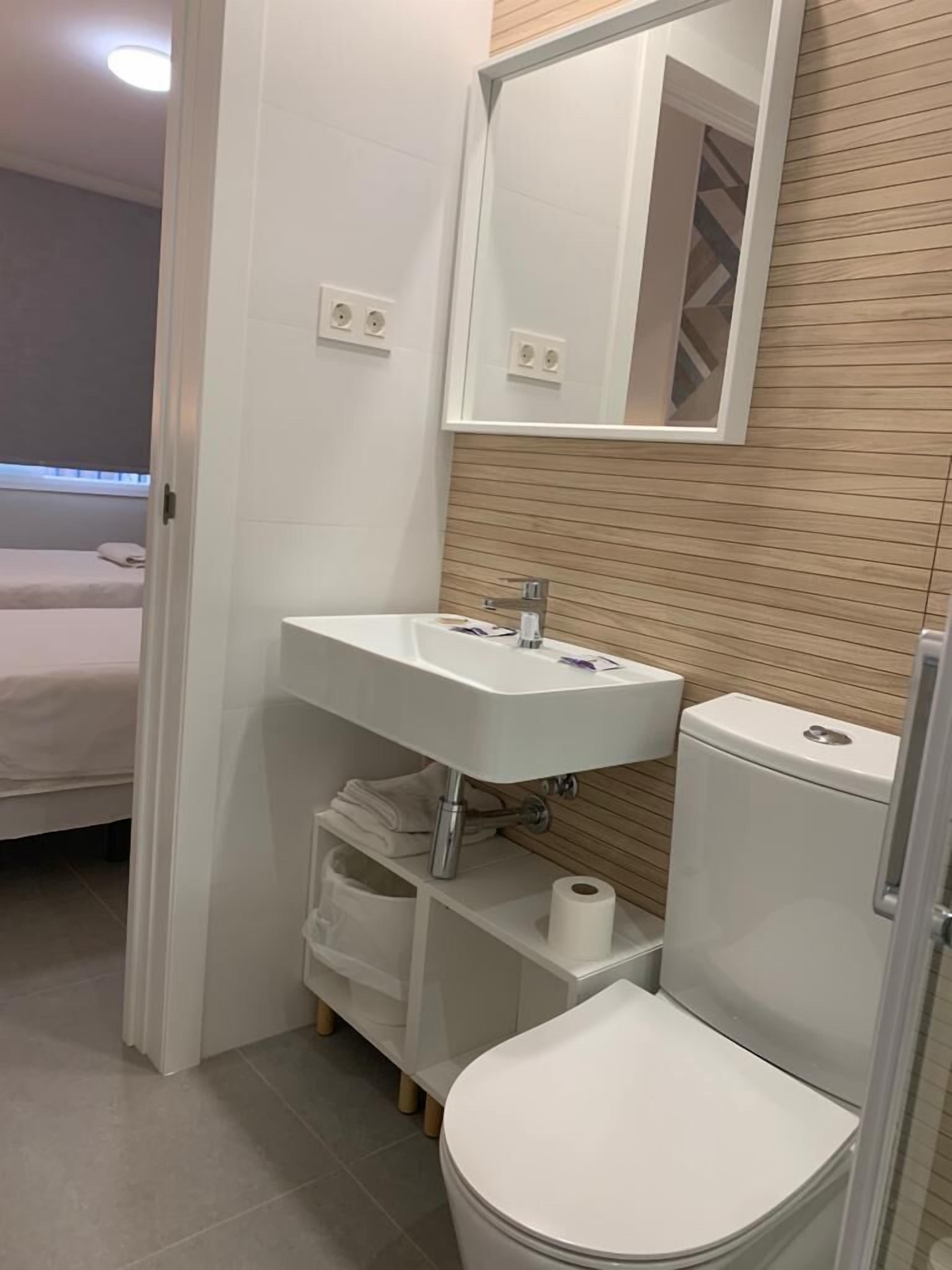 Een regendouche, gratis toiletartikelen, een haardroger, handdoeken