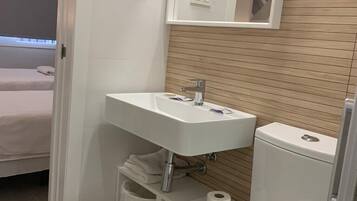 Een regendouche, gratis toiletartikelen, een haardroger, handdoeken