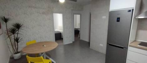 Apartamento familiar, balcón | Cocina privada | Nevera en la zona común y microondas en la zona común