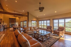 Smart-TV, peis, bøker og musikkbibliotek