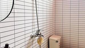 욕실 | 무료 세면용품, 헤어드라이어, 슬리퍼, 타월