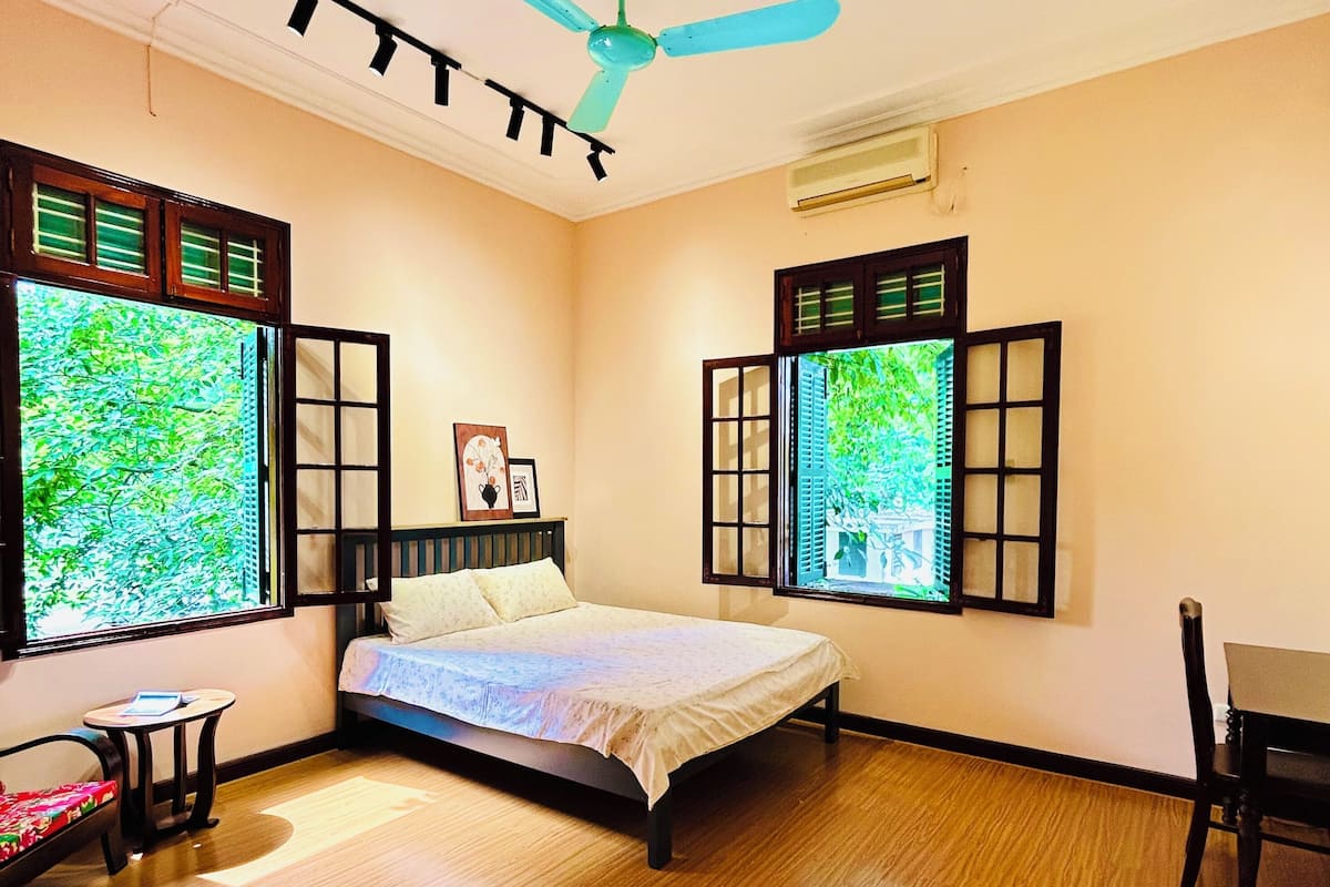 Habitación estándar doble, baño privado, vistas al parque | Escritorio y espacio para trabajar con un portátil