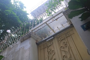 Front of property - HANOI PARK HOUSE (Hai Ba Trung)