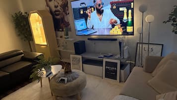 Apartment, 1 Bedroom, Balcony | Living room
