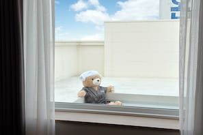 Penthouse-Basic occupancy: 2 people. Additional person(including infants) 10,000 KRW on site | Outdoor spa tub - Brown Dot Hotel  Hongseong Naepo (Hongseong)
