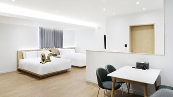 Une chambre d’hôtel moderne avec deux lits, un bureau et une chaise.