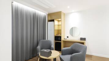 Deluxe Twin Spa-Basic occupancy: 2 people. Additional person(including infants) 10,000 KRW on site | Desk, free WiFi