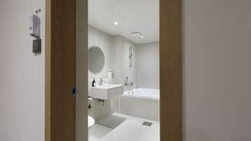 Deluxe Twin Spa-Basic occupancy: 2 people. Additional person(including infants) 10,000 KRW on site | Bathroom | Free toiletries, hair dryer, slippers, towels