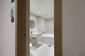 Deluxe Twin Spa-Basic occupancy: 2 people. Additional person(including infants) 10,000 KRW on site | Bagno | Set di cortesia gratuito, asciugacapelli, pantofole, asciugamani