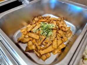 Buffet breakfast on weekdays (KRW 10000 per person)