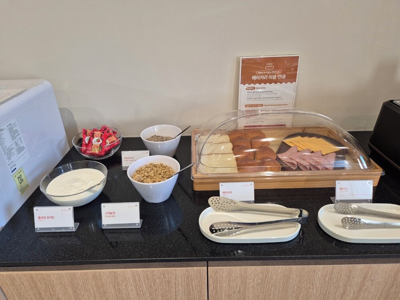 Een ontbijtbuffet met diverse soorten eten en bestek.