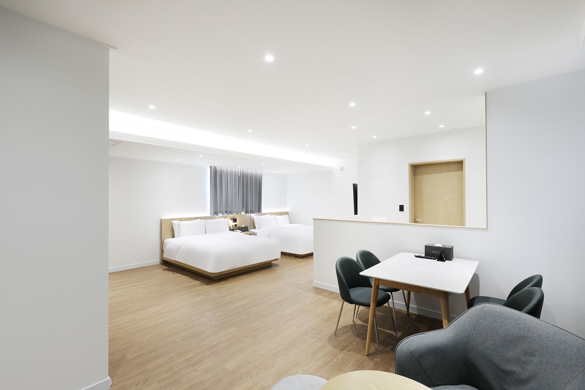 Penthouse-Basic occupancy: 2 people. Additional person(including infants) 10,000 KRW on site | Desk, free WiFi