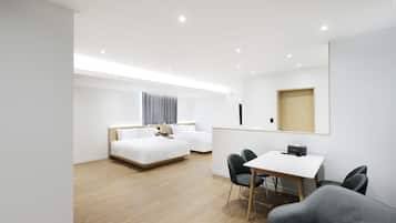 Penthouse-Basic occupancy: 2 people. Additional person(including infants) 10,000 KRW on site | Desk, free WiFi