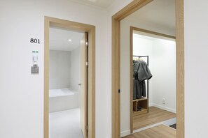 Deluxe Twin Spa-Basic occupancy: 2 people. Additional person(including infants) 10,000 KRW on site | Desk, soundproofing, free WiFi - Brown Dot Hotel  Hongseong Naepo (Hongseong)