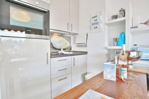 Køleskab, ovn, kaffe-/temaskine, brødrister