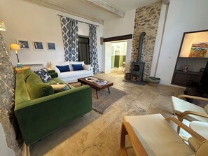 TV, fireplace