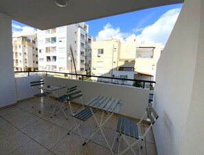 Outdoor dining - Cozy 2BR Beach Apt, Perfect for Getaways (Larnaca)