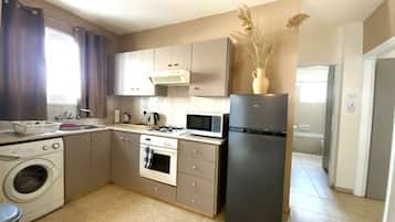 Microwave, stovetop, cookware/dishes/utensils