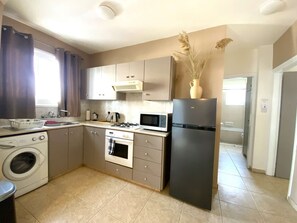 Microwave, stovetop, cookware/dishes/utensils