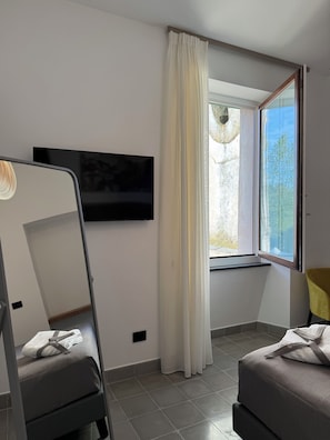 Caja de seguridad en la habitación, escritorio y insonorización 