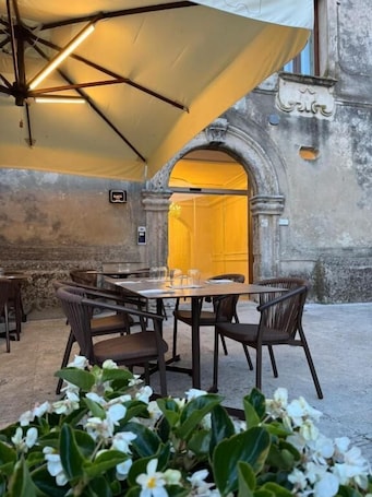 Outdoor dining. Kalos Paestum