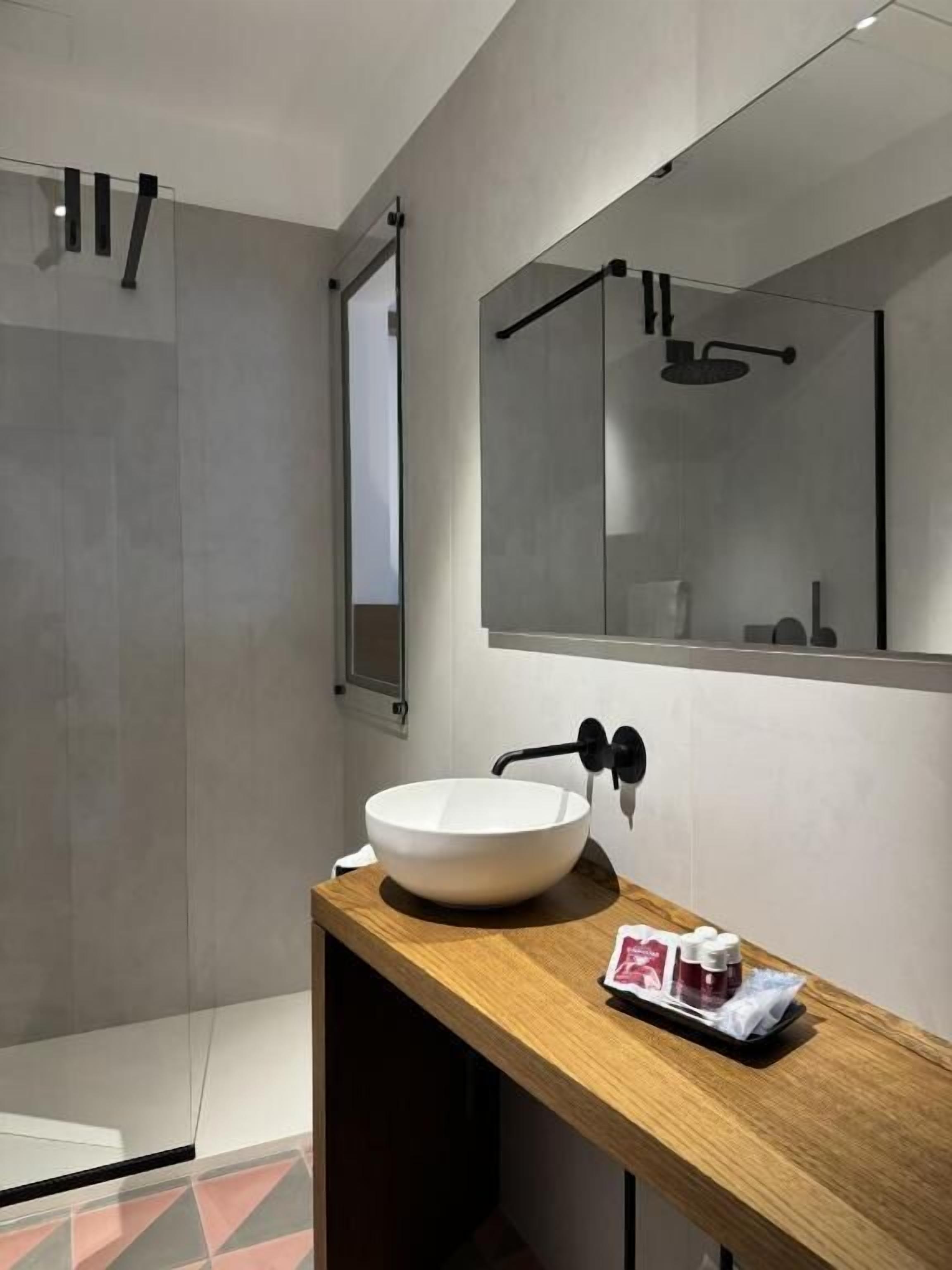 Doccia, set di cortesia gratuito, asciugacapelli, pantofole